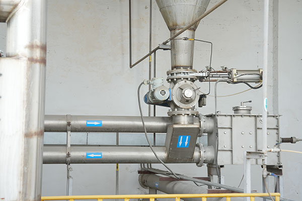 Réservoirs de stockage de matières premières